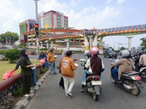Jumat Berkah, Taring Lampung Bagikan Ratusan Nasi Kotak kepada Warga