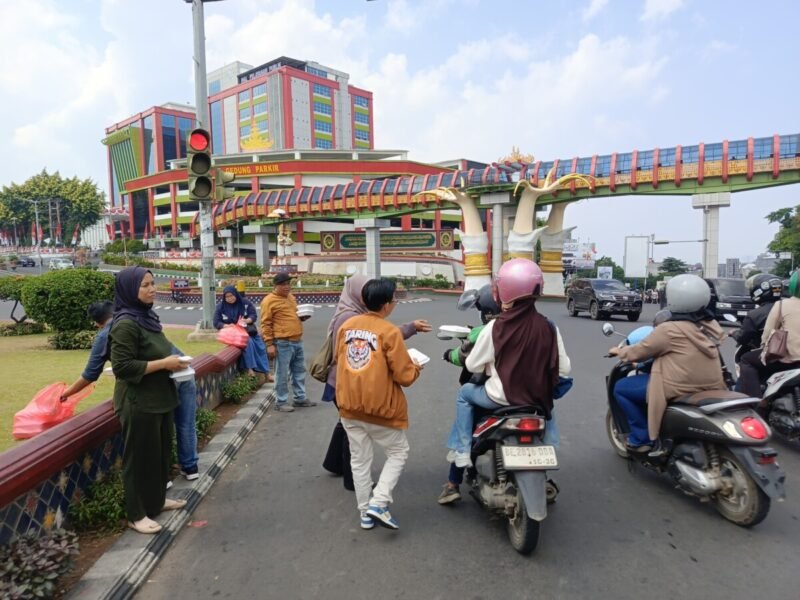 Jumat Berkah, Taring Lampung Bagikan Ratusan Nasi Kotak kepada Warga