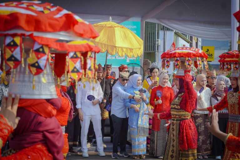 Gubernur Mirza Lepas Lampung Tapis Karnaval, Ribuan Warga Tumpah Ruah di Bandar Lampung