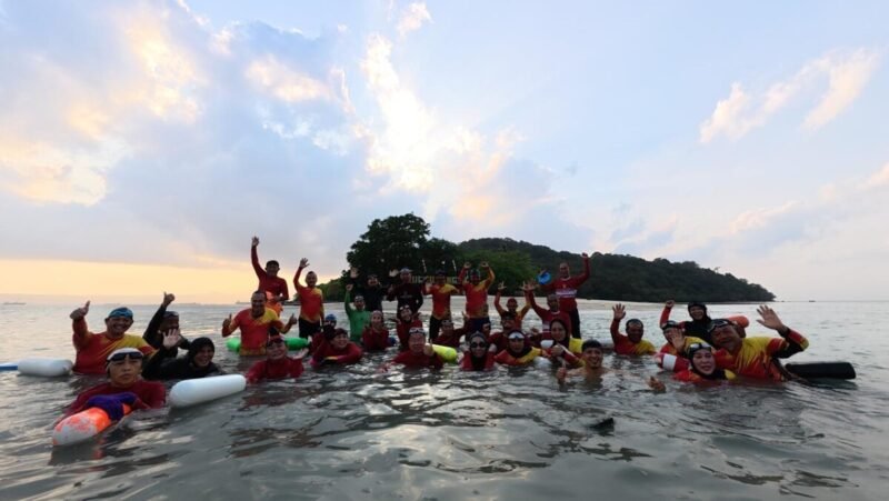 Komunitas Renang Antar Pulau di Pantai Mutun Ikuti Pelatihan Penyelamatan Korban Tenggelam