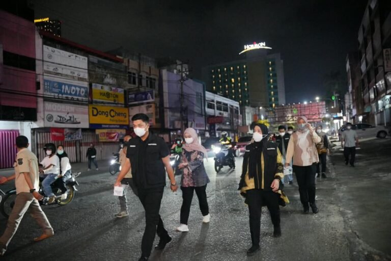 ‎Wali Kota Bandar Lampung Bagikan Masker kepada Pengguna Jalan, Warga Diminta Waspada Abu Vulkanik
