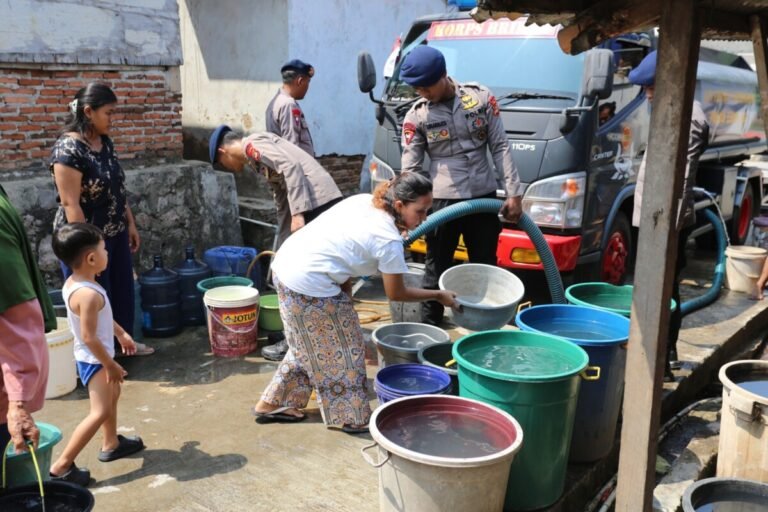 Satuan Brimob Polda Lampung Distribusikan Bantuan Air Bersih untuk Masyarakat