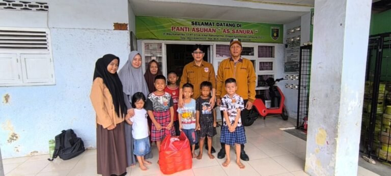 Taring dan Zitline Tebar Kepedulian, Bagikan Makanan kepada Masyarakat Bandar Lampung