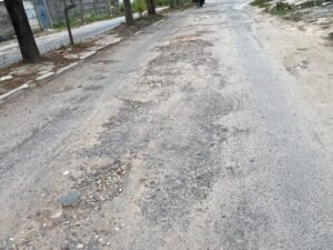 Jalan Raflesia Rusak Setahun Lebih, Warga: Trotoar Tidak Lebih Penting Dari Jalan