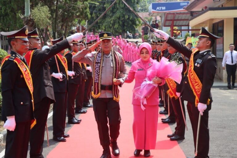 Kapolres Baru Tanggamus AKBP AH Hudi Arif Tiba Disambut Tradisi Pedang Pora Siger Pangunten Hingga