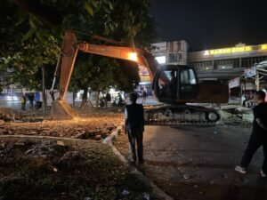 Pemkot Bandar Lampung Kerahkan Alat Berat hingga Malam untuk Tertibkan Bangunan di Tanjung Senang