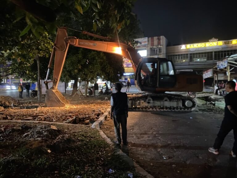 Pemkot Bandar Lampung Kerahkan Alat Berat hingga Malam untuk Tertibkan Bangunan di Tanjung Senang