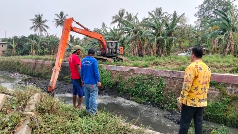 Satgas Gabungan Bersihkan dan Keruk Sungai Way Awi dan Way Balau, Guna Antisipasi Banjir