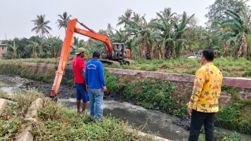 Satgas Gabungan Bersihkan dan Keruk Sungai Way Awi dan Way Balau, Guna Antisipasi Banjir