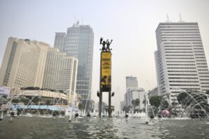 Greenpeace Indonesia Gelar Aksi Bentangkan Spanduk di Bundaran HI Desak Pemerintah Serius Tangani Krisis Iklim 
