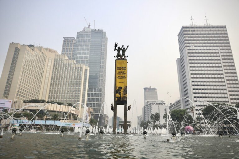 Greenpeace Indonesia Gelar Aksi Bentangkan Spanduk di Bundaran HI Desak Pemerintah Serius Tangani Krisis Iklim 