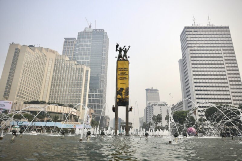 Greenpeace Indonesia Gelar Aksi Bentangkan Spanduk di Bundaran HI Desak Pemerintah Serius Tangani Krisis Iklim 